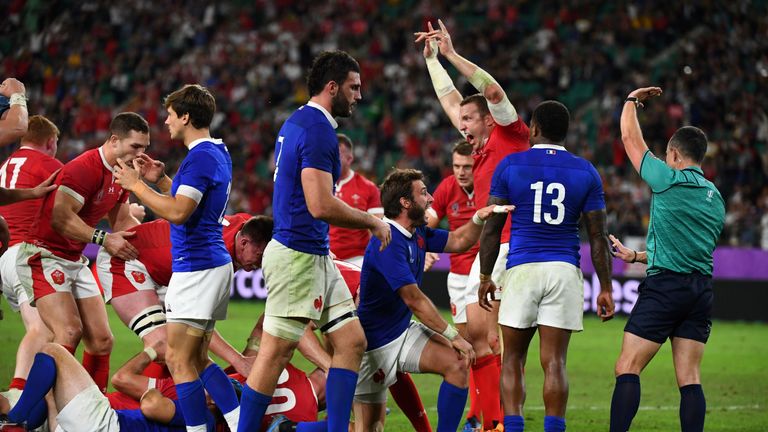 Gales lo dejó tarde para obtener una victoria de un punto sobre Francia, que tiene 14 hombres.