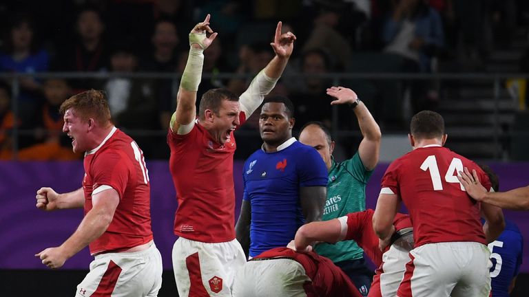Gales lo dejó tarde para vencer a Francia con 14 hombres y sellar un tercer lugar en la semifinal de la Copa Mundial de Rugby 