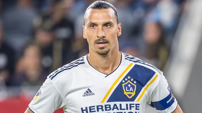 Zlatan Ibrahimovic observa cómo LA Galaxy fue eliminado de los play-offs de la Copa MLS