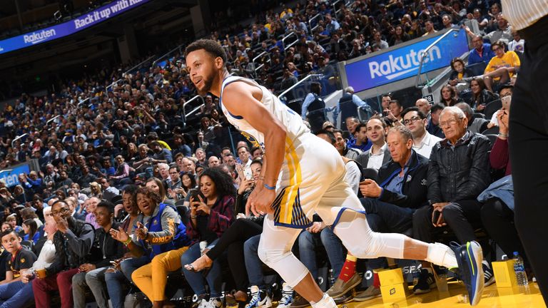 Stephen Curry observa cómo uno de sus seis triples se conecta contra los Timberwolves