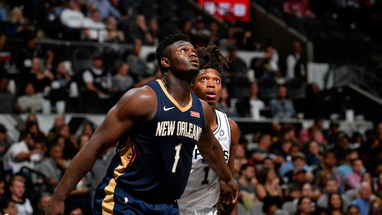 Zion Williamson se prepara para disputar un rebote contra los Celtics