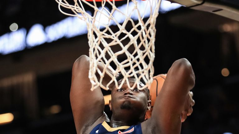 Zion Williamson arroja una volcada enfática contra los Atlanta Hawks