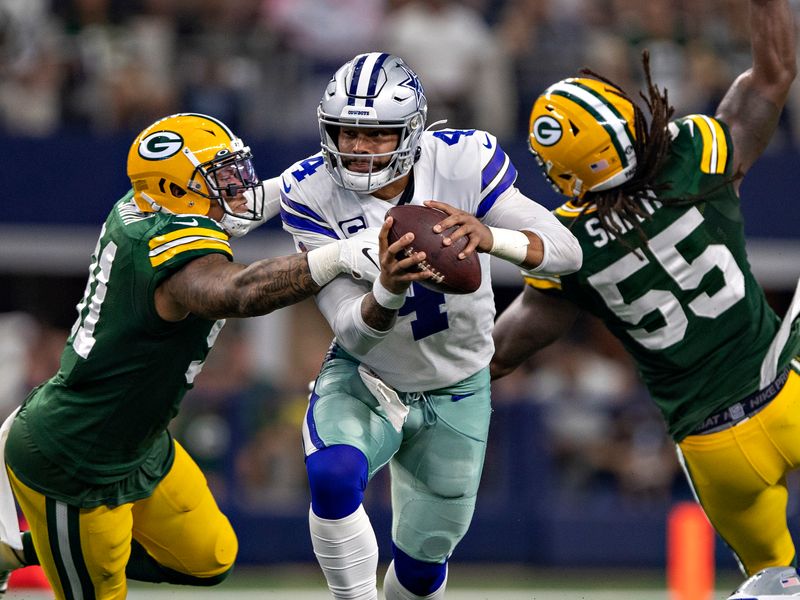 A Green Bay Packers fan on the field before an NFL game against the Dallas  Cowboys Sunday, Nov. 13, 2022, in Green Bay, Wis. (AP Photo/Jeffrey Phelps  Stock Photo - Alamy