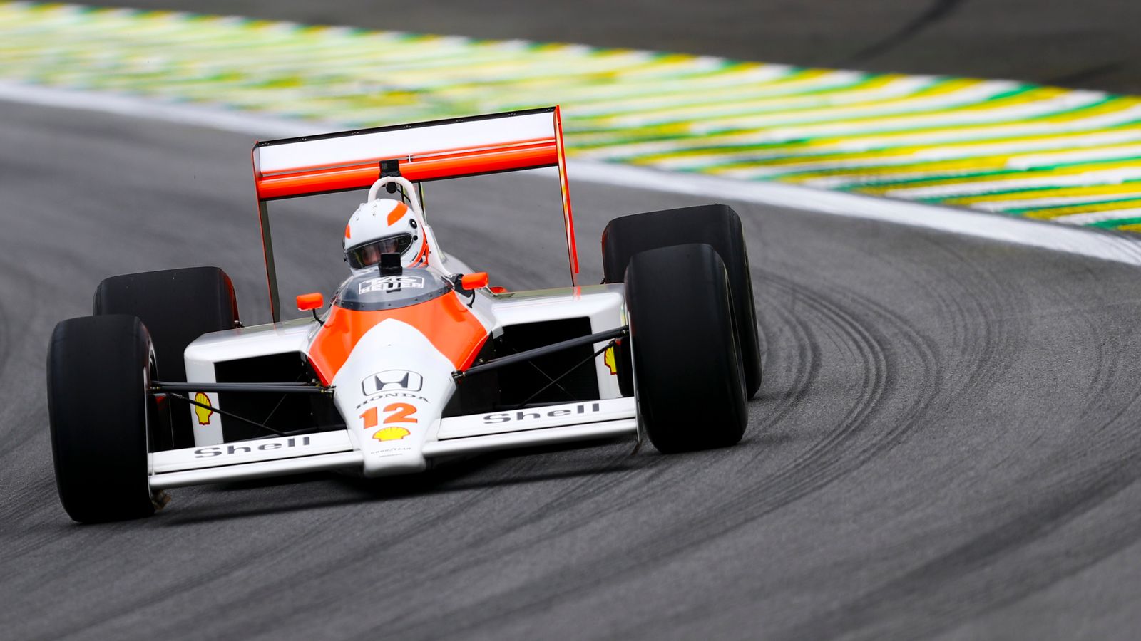 Martin Brundle drives Ayrton Senna's McLaren MP4/4 in ...