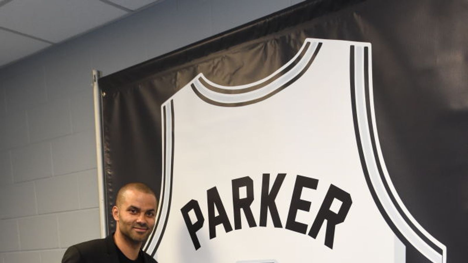 San Antonio Spurs retire Tony Parkers' jersey in emotional ceremony – Sun  Sentinel