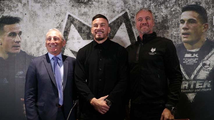 LONDON, ENGLAND - NOVEMBER 14: (L-R) Bob Hunter, CEO of Toronto Wolfpack, Sonny Bill Williams and Brian McDermott, Head Coach of Toronto Wolfpack pose for a photo during a media event where Sonny Bill Williams is unveiled as a new signing for Toronto Wolfpack at Emirates Stadium on November 14, 2019 in London, England. (Photo by Alex Pantling/Getty Images)