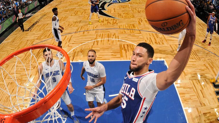 Ben Simmons se dispara para una volcada contra el Orlando Magic