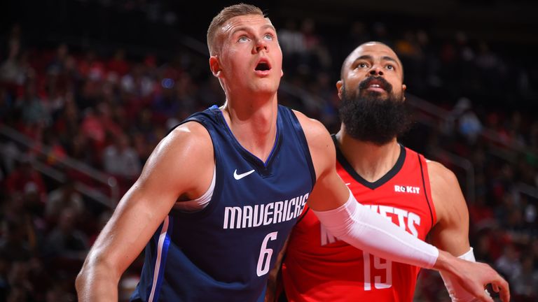 Kristaps Porzingis y Tyson Chandler compiten por un rebote