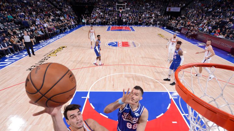 Dario Saric anota en el borde contra Sacramento