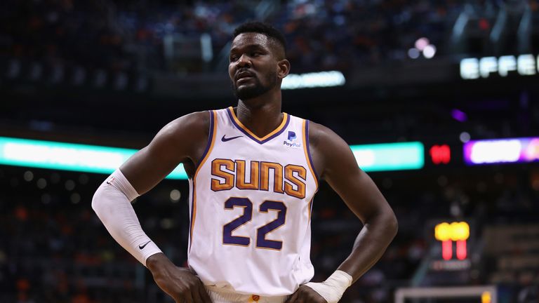 DeAndre Ayton en acción para Phoenix en la noche de apertura de la temporada 2019-20