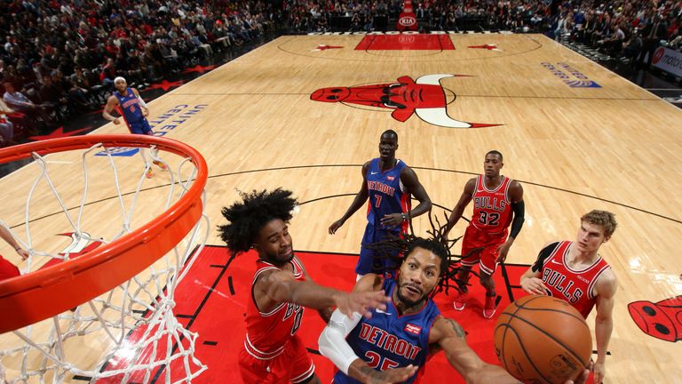 Derrick Rose ataca la canasta contra los Chicago Bulls