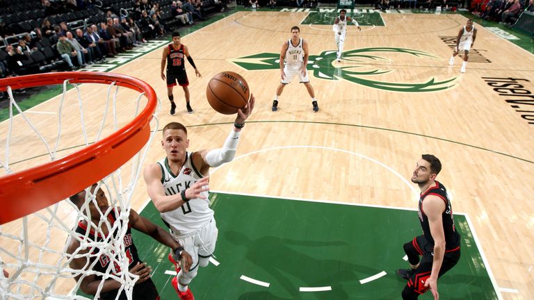 Donte DiVincenzo scores at the rim against the Chicago Bulls