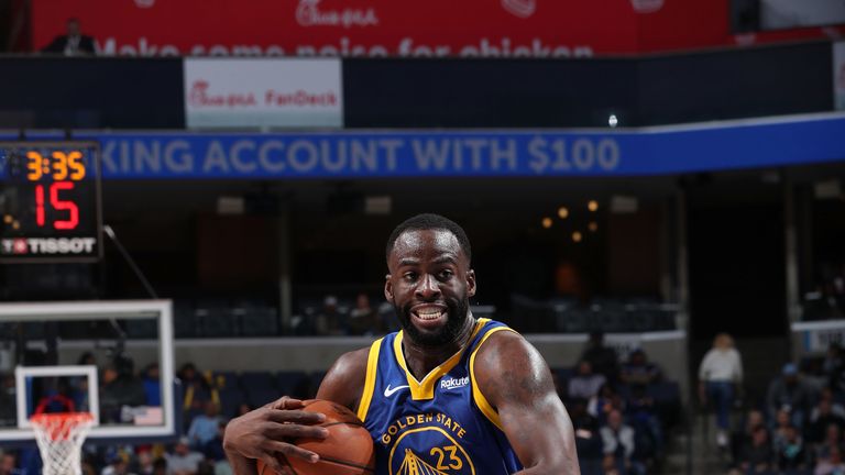 Draymond Green drives to the basket against Memphis