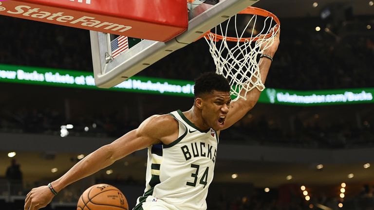 Giannis Antetokounmpo golpea a casa una volcada contra los Raptors