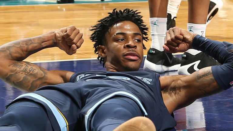 Ja Morant se flexiona después de anotar contra los Charlotte Hornets