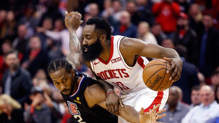 Kawhi Leonard intenta robar posesión de James Harden