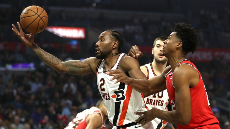 Kawhi Leonard beats Hassan Whiteside to the ball