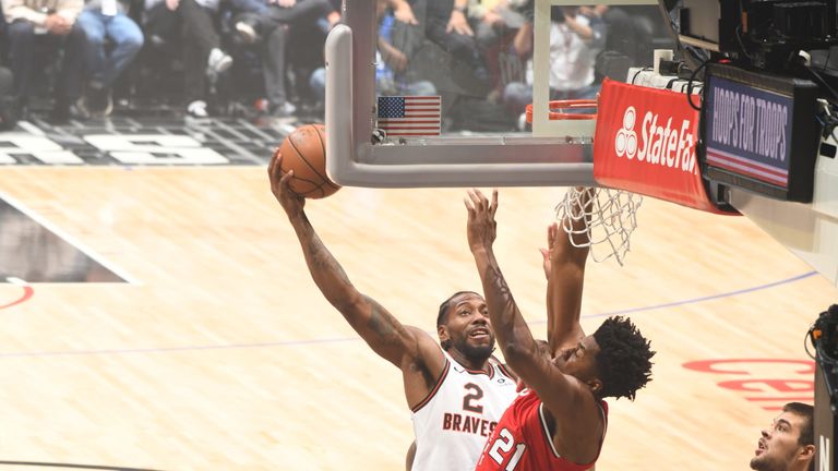 Kawhi Leonard rises to dunk over Hassan Whiteside