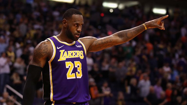 LeBron James señala a un compañero de equipo durante los Lakers & # 39; vencer a los guerreros