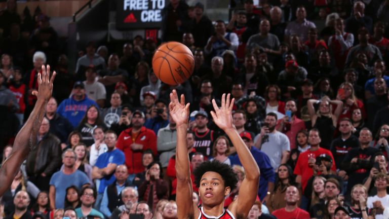 Anfernee Simons raises up from three-point range