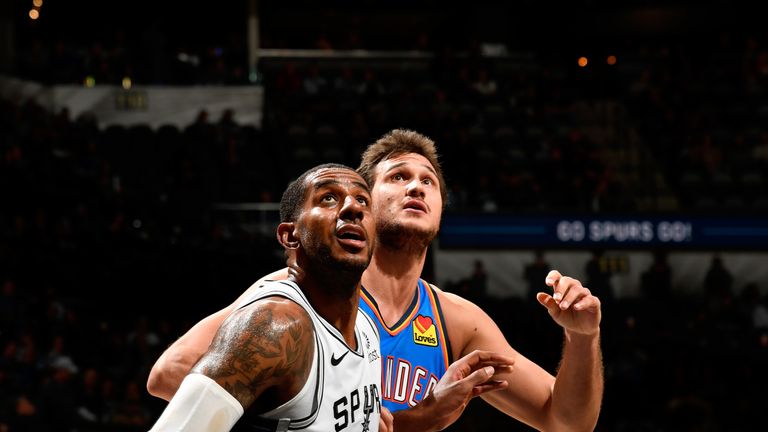 LaMarcus Aldridge and Danilo Gallinari compete for a rebound