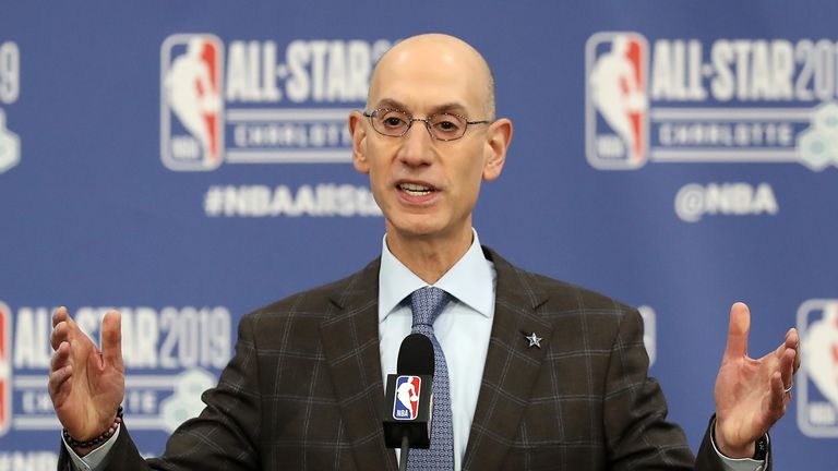 Adam Silver, Comisionado de la NBA, habla con los medios durante la Disponibilidad de los Medios del Comisionado de la NBA All Star como parte del Fin de Semana de las Estrellas de la NBA 2019 en el Spectrum Center el 16 de febrero de 2019 en Charlotte, Carolina del Norte.