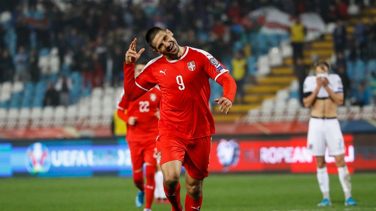 Aleksandar Mitrovic celebra que Serbia venció a Luxemburgo