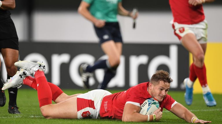 Hallam Amos got Wales back into the Test in the first half with a well-taken try