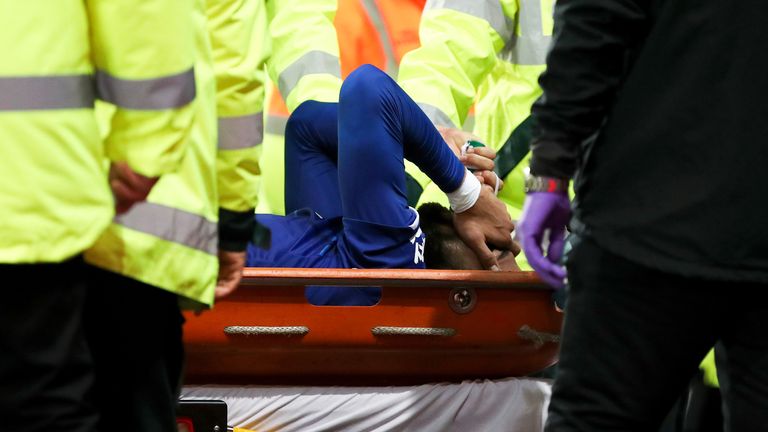 Gomes es llevado fuera del campo por personal médico en Goodison Park el domingo