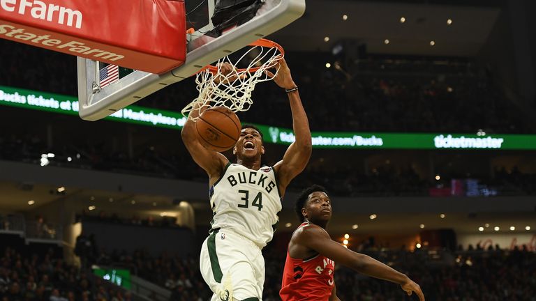 Giannis Antetokounmpo de los Bucks de Milwaukee Bucks contra los Raptors de Toronto