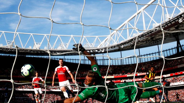 Leno hace una salvada vital para negar a Troy Deeney durante su debut en el Arsenal