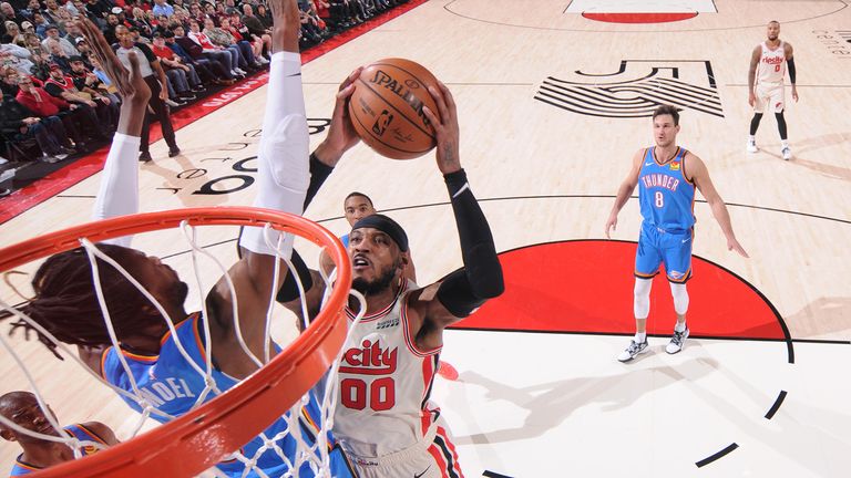 Carmelo Anthony # 00 de los Portland Trail Blazers dispara el balón contra el Oklahoma City Thunder el 27 de noviembre de 2019 en el Moda Center en Portland, Oregon