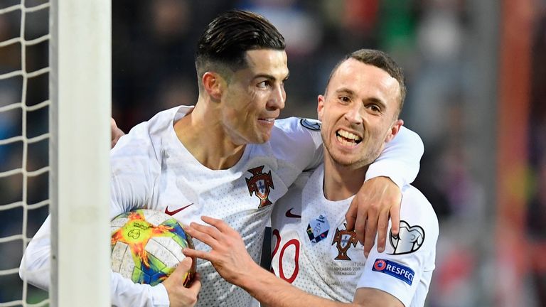 Cristiano Ronaldo celebra tras anotar en la victoria de Portugal 2-0