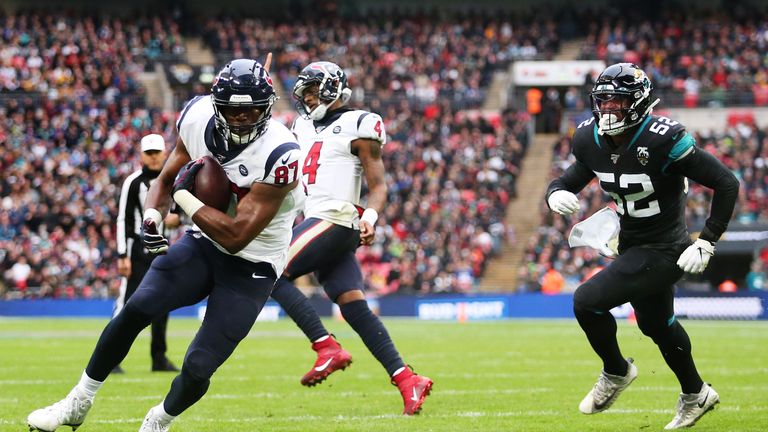 Darren Fells atrapó el touchdown inicial del juego de Deshaun Watson