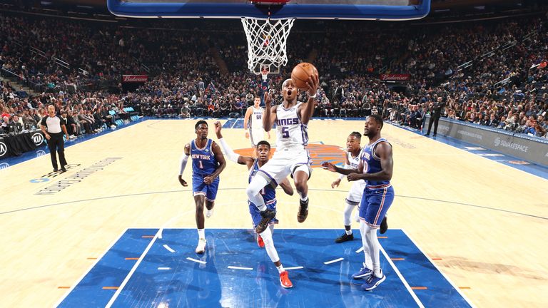 De'Aaron Fox rises up to shoot against the New York Knicks