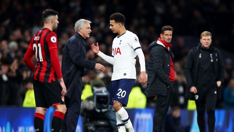 Dele Alli es felicitado por José Mourinho después de su excelente actuación el sábado.