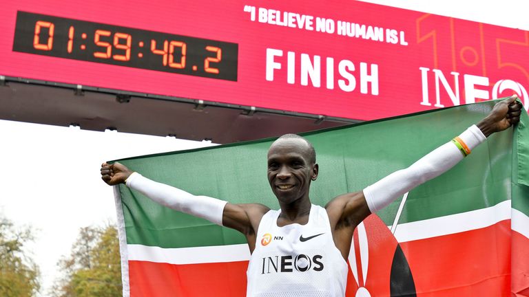 Eliud Kipchoge de Kenia celebra romper la mítica barrera de dos horas para el maratón el 12 de octubre de 2019 en Viena.