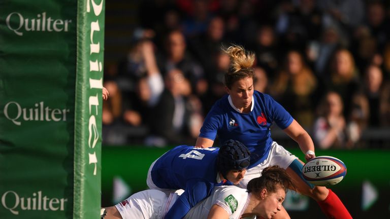 Emily Scarratt fails to ground the ball after crossing the try line