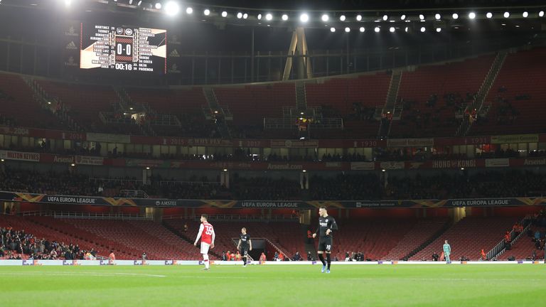 El jueves por la noche había muchos asientos vacíos en el Emirates Stadium.