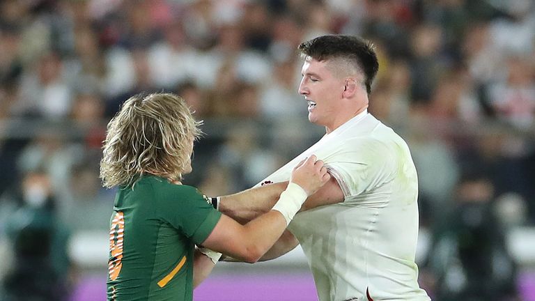  Faf de Klerk of South Africa (l) clashes with Tom Curry (R) of England during the Rugby World Cup 2019 Final between England and South Africa at International Stadium Yokohama on November 02, 2019 in Yokohama, Kanagawa, Japan.