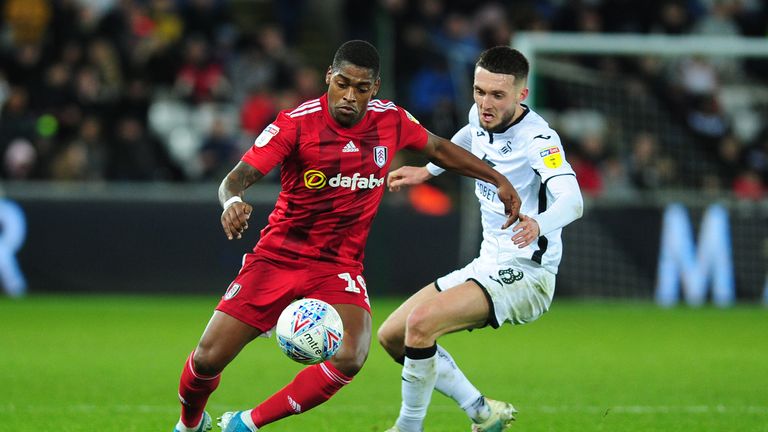 Ivan Cavaleiro se pelea con Matt Grimes en el Liberty Stadium