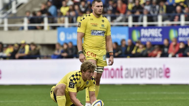 Clermont's Australian fly-half Jake Mcintyre prepares to hit a penalty kick during the French Union Rugby match between ASM Clermont and MHR Montpellier at the Michelin stadium in Clermont-Ferrand, central France, on October 5, 2019. (Photo by THIERRY ZOCCOLAN / AFP) (Photo by THIERRY ZOCCOLAN/AFP via Getty Images)