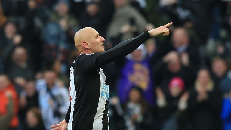 Jonjo Shelvey celebra su gol contra el Manchester City