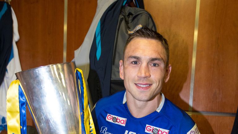 Picture by Alex Whitehead/SWpix.com - 10/10/2015 - Rugby League - First Utility Super League Grand Final - Leeds Rhinos v Wigan Warriors - Old Trafford, Manchester, England - Leeds captain Kevin Sinfield with the trophy.