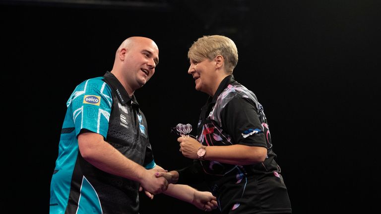 Ashton se enfrentó a Rob Cross y Dave Chisnall en el Grand Slam of Darts en noviembre.