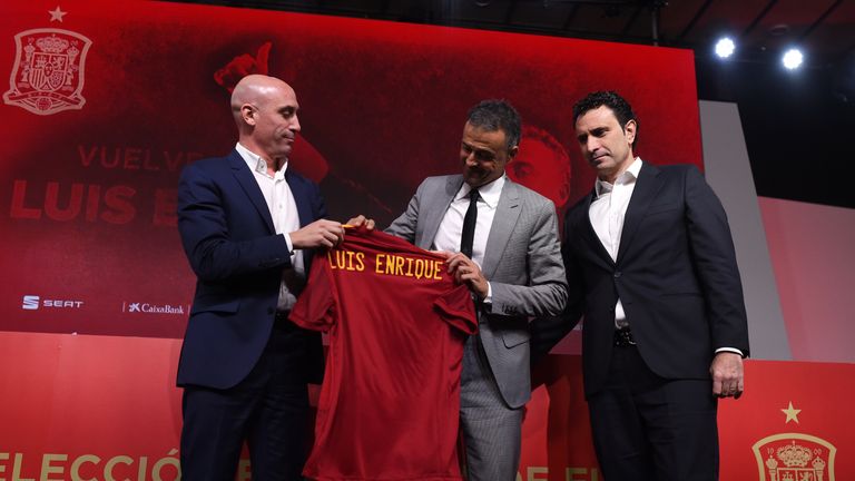 LAS ROZAS, SPAIN - NOVEMBER 27: Luis Enrique (C) poses alongside Spanish Football Federation President Luis Rubiales (L) and Spanish Football Federation Sporting Director Jose Molina as he returns as Spain head coach at the Spanish Football Federation headquarters on November 27, 2019 in Las Rozas, Spain. (Photo by Denis Doyle/Getty Images)