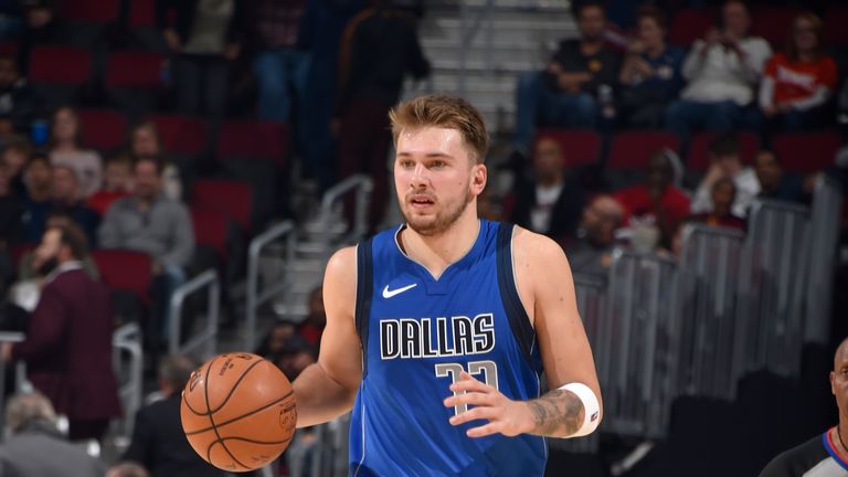 Luka Doncic de los Dallas Mavericks maneja el balón contra los Cleveland Cavaliers