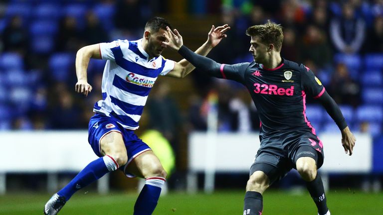 Matt Miazga de Reading es abordado por Patrick Bamford de Leeds United