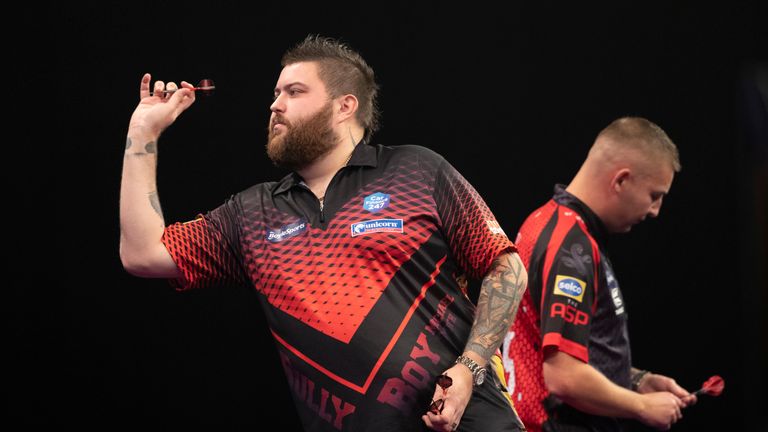 BOYLE SPORTS GRANDSLAMOF DARTS 2019.ALDERSLEY LEISURE VILLAGE,WOLVERHAMPTON.PIC LAWRENCE LUSTIG.GROUP STAGE 2.Michael Smith V NATHAN ASPINALL.MICHAEL SMITH IN ACTION 