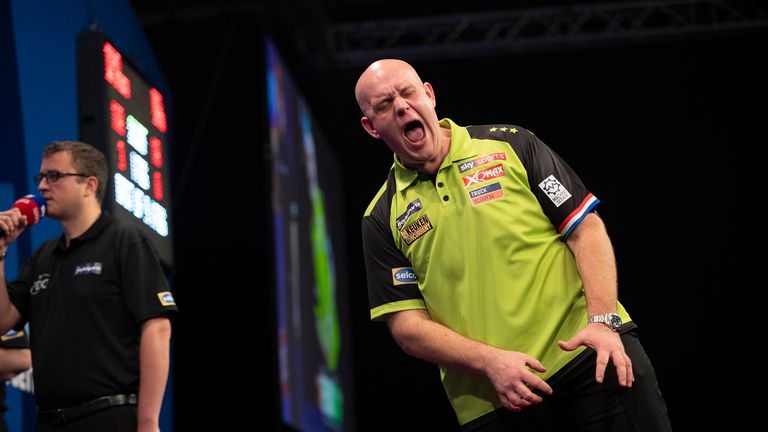 Michael van Gerwen está intentando cerrar un título mundial de Raymond van Barneveld y el fallecido Eric Bristow